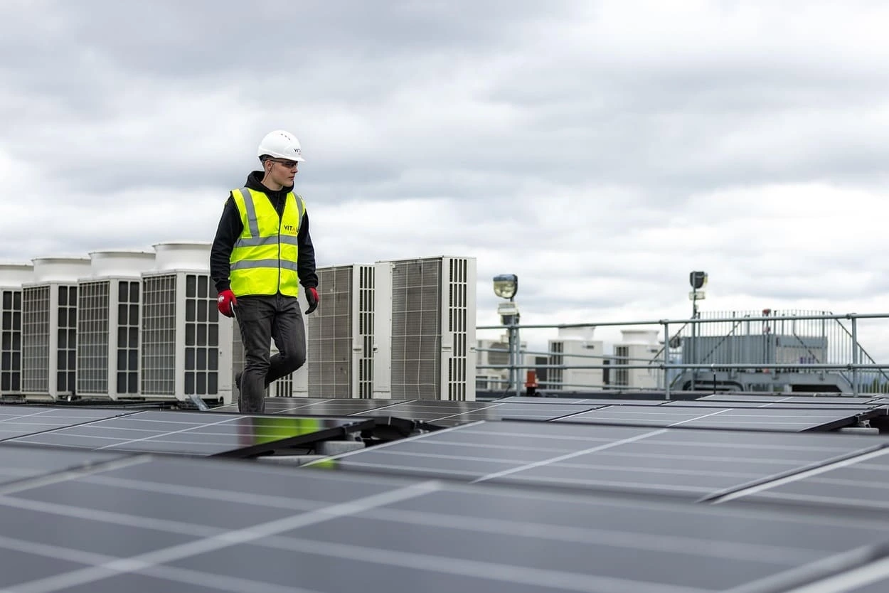 Técnico supervisando paneles solares en una azotea