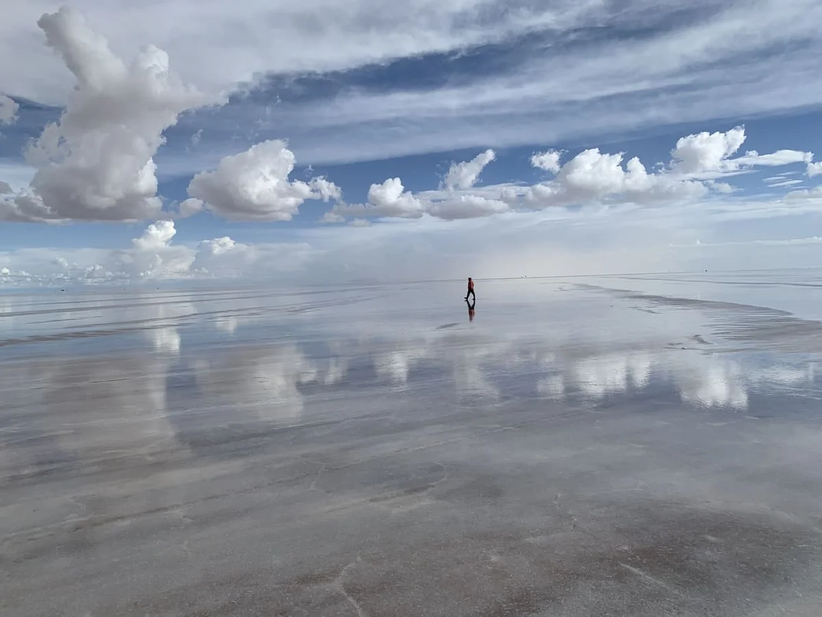 Vista panorámica del Salar de Uyuni, un vasto desierto de sal en Bolivia bajo un cielo despejado.