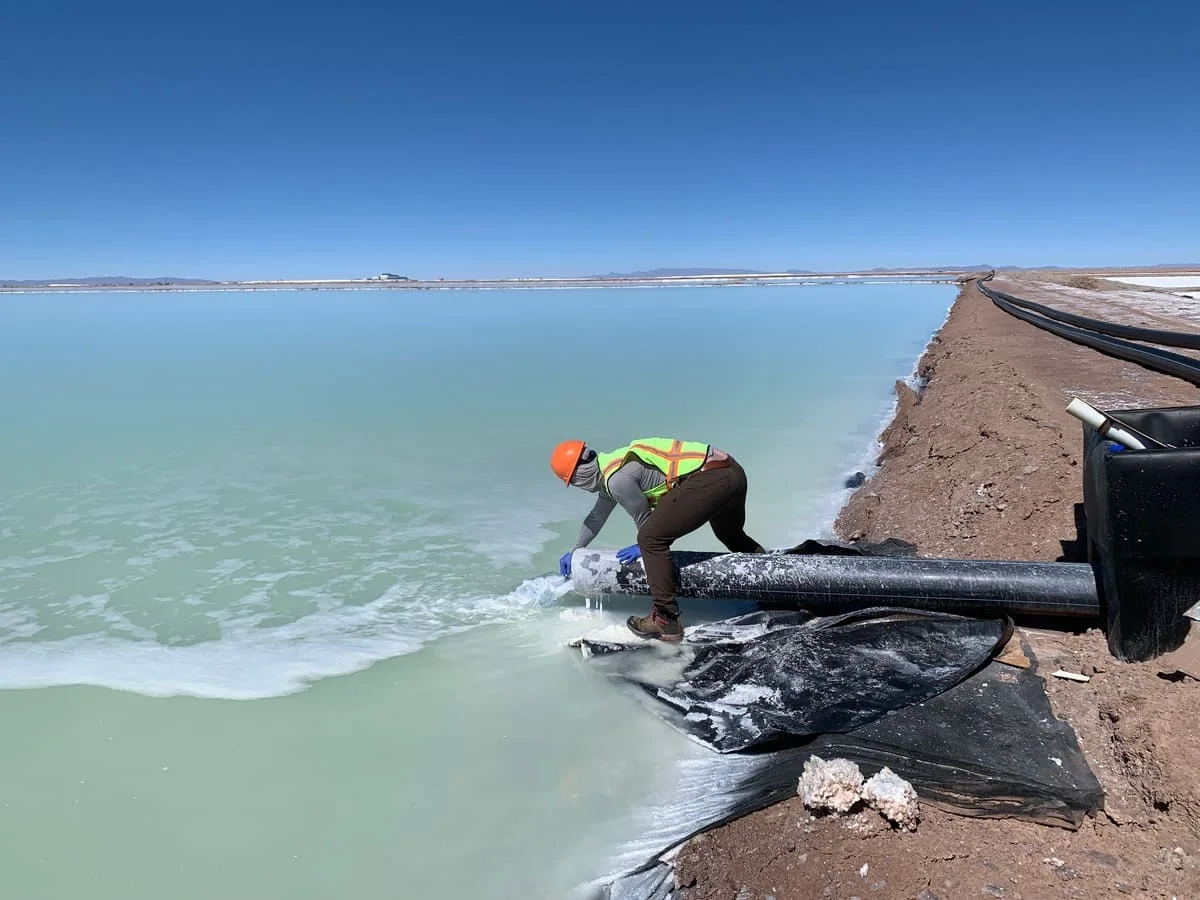 Superficie del Salar de Uyuni con patrones geométricos naturales formados por la sal, bajo el sol boliviano.