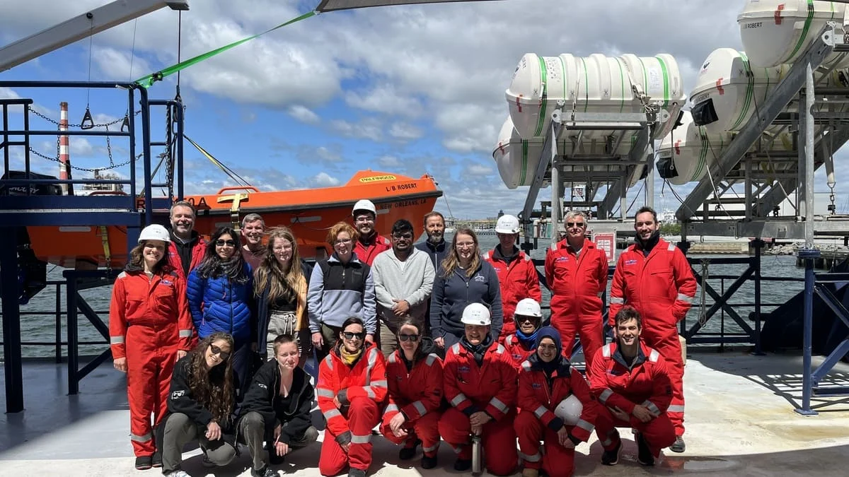 Equipo científico a bordo del barco elevador L/B Robert, en su primera rotación de trabajo