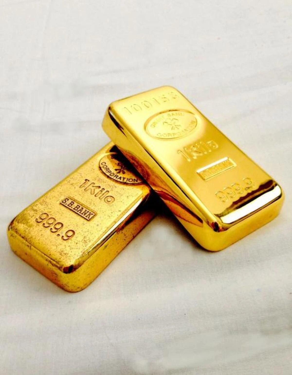 Lingotes de oro, la mayoría del oro terrestre permanece inaccesible en el núcleo