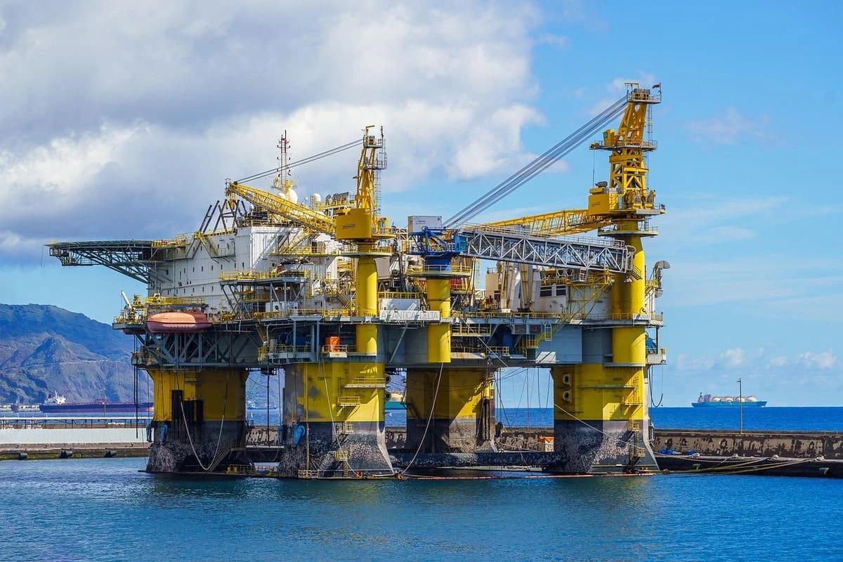 Plataforma de extracción de petróleo en alta mar bajo un cielo parcialmente nublado