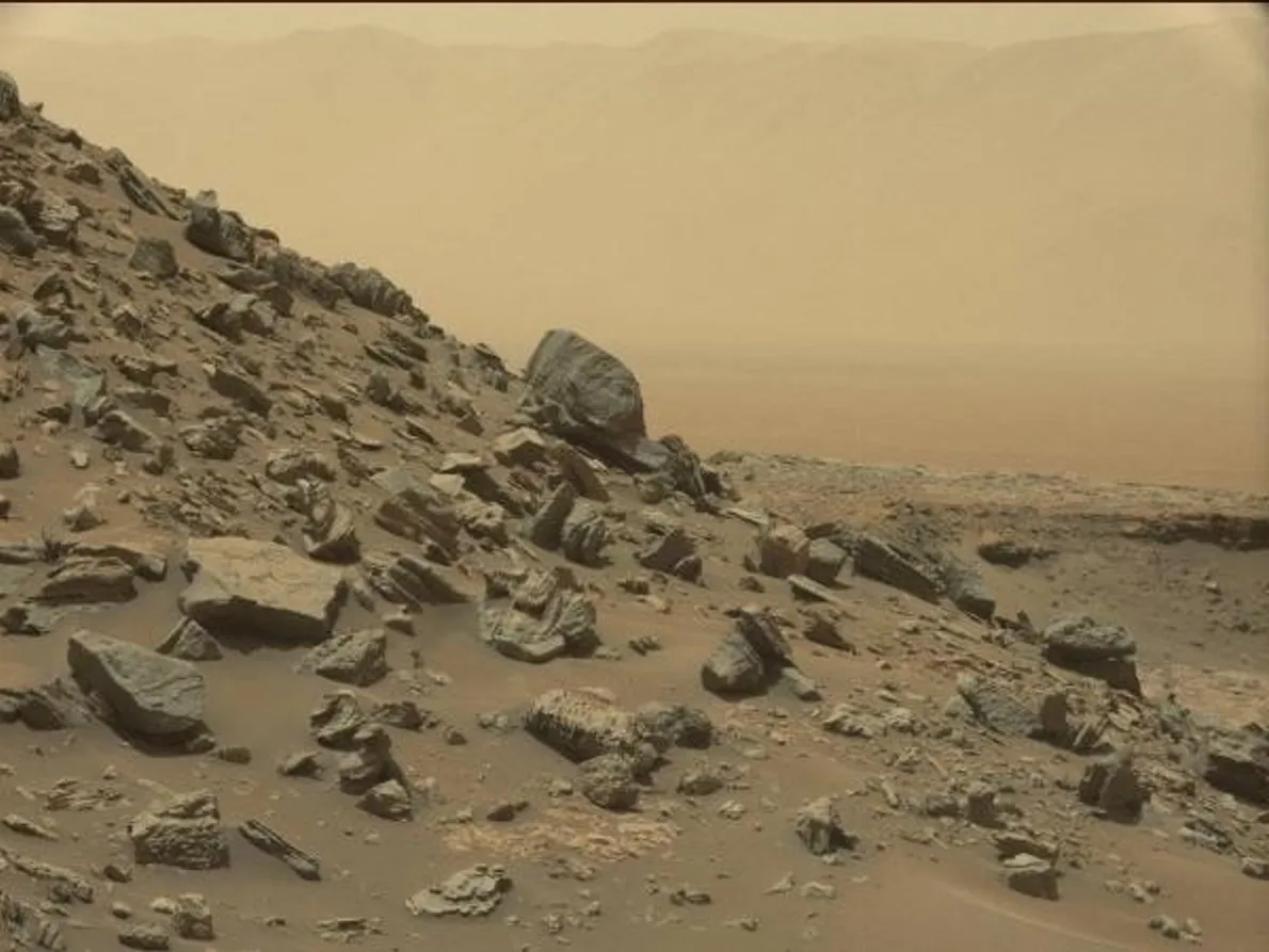 Vista del borde del cráter Gale y nubes de polvo, fotografiada por el rover Curiosity sobre Aeolis Mons