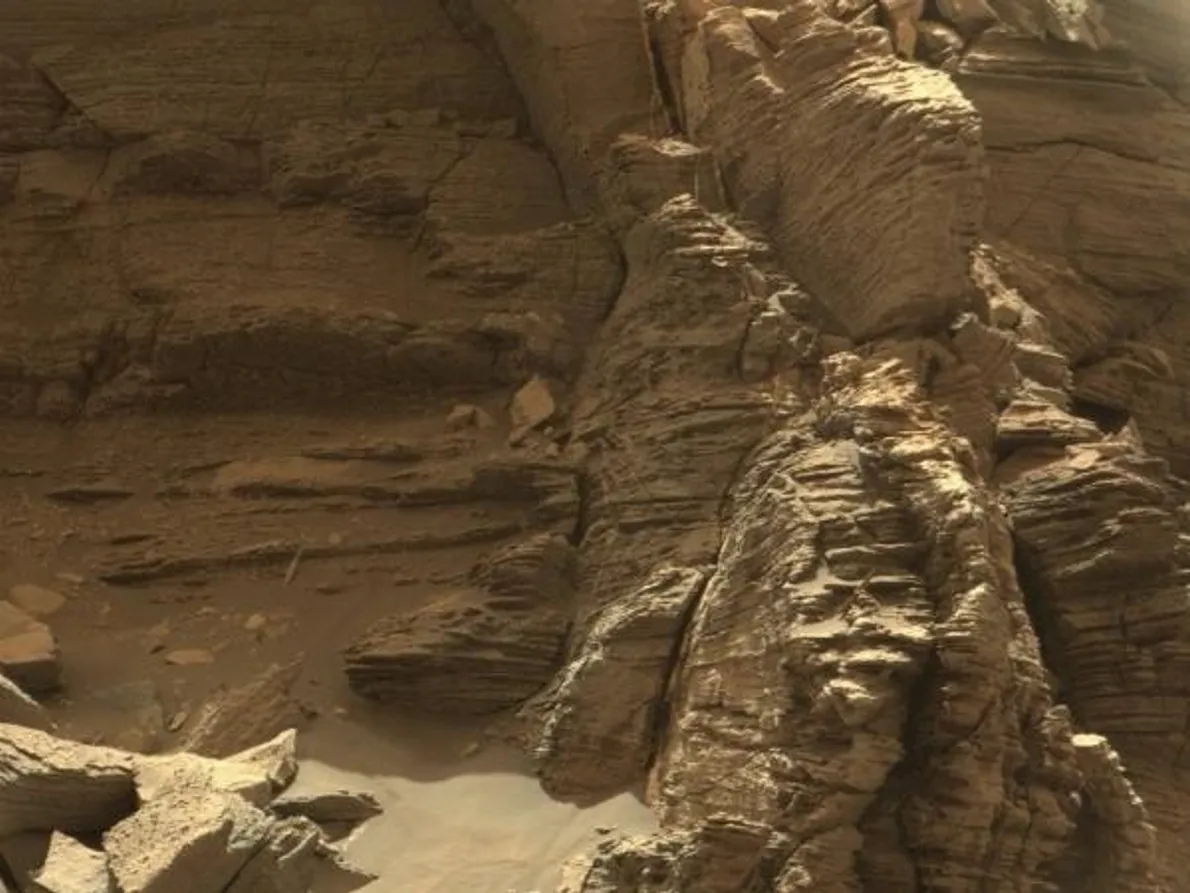 Afloramiento rocoso estratificado en las Colinas de Murray, registrado por Curiosity