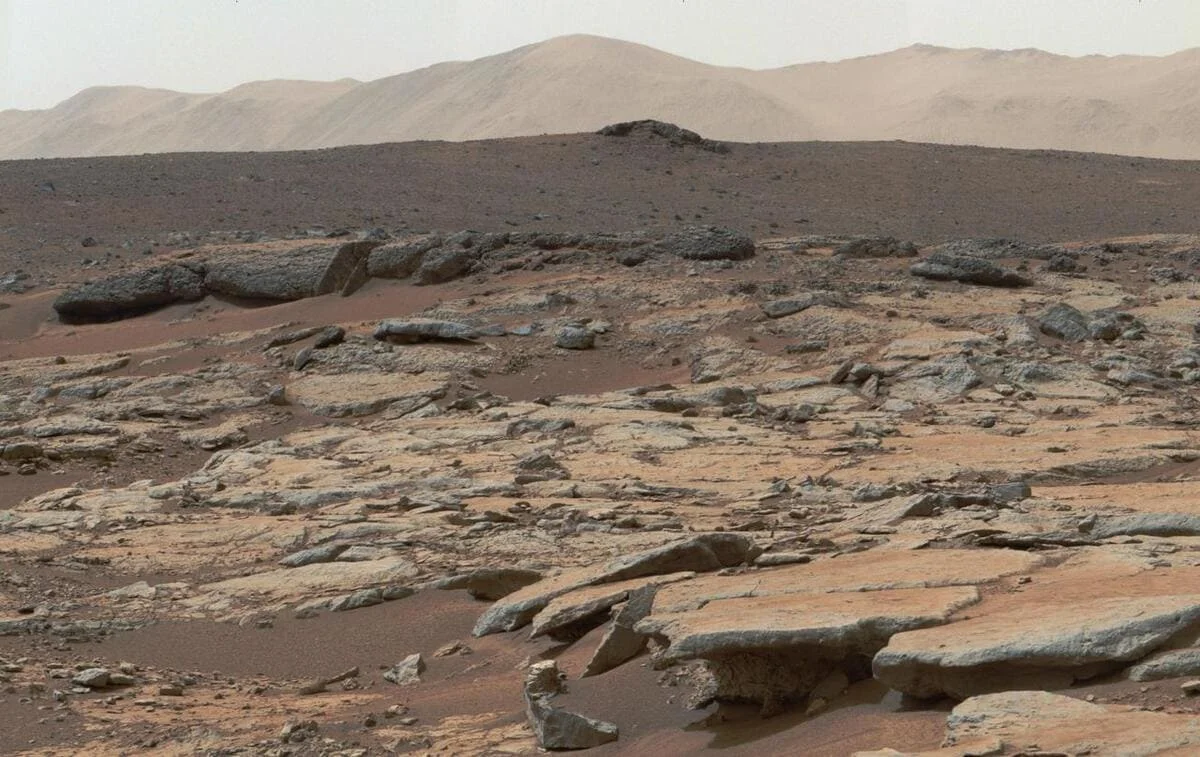 Mosaico de depósitos sedimentarios en el área Glenelg del cráter Gale, Marte, capturado por Curiosity