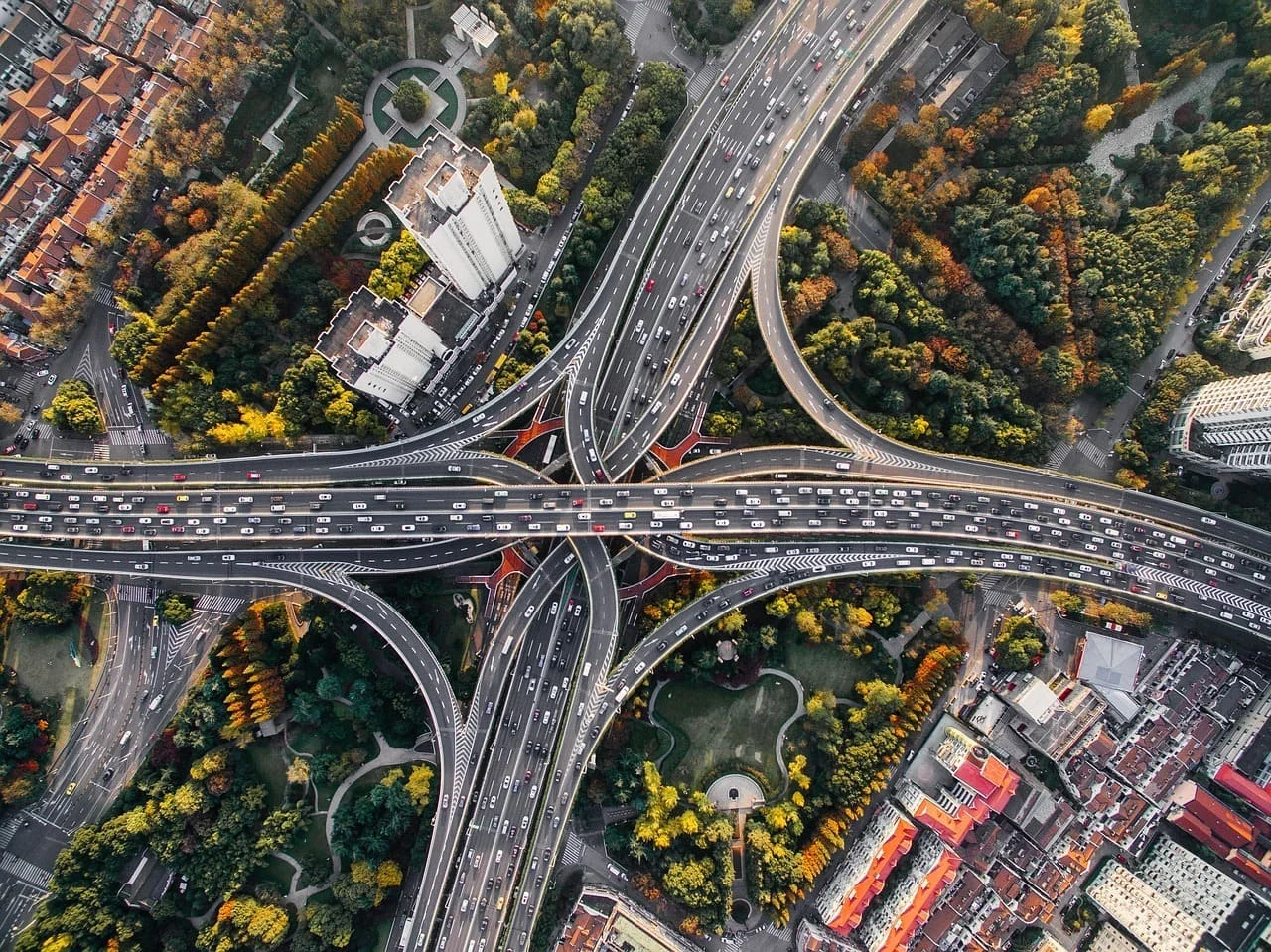 Vista aérea de una autopista urbana rodeada de zonas verdes