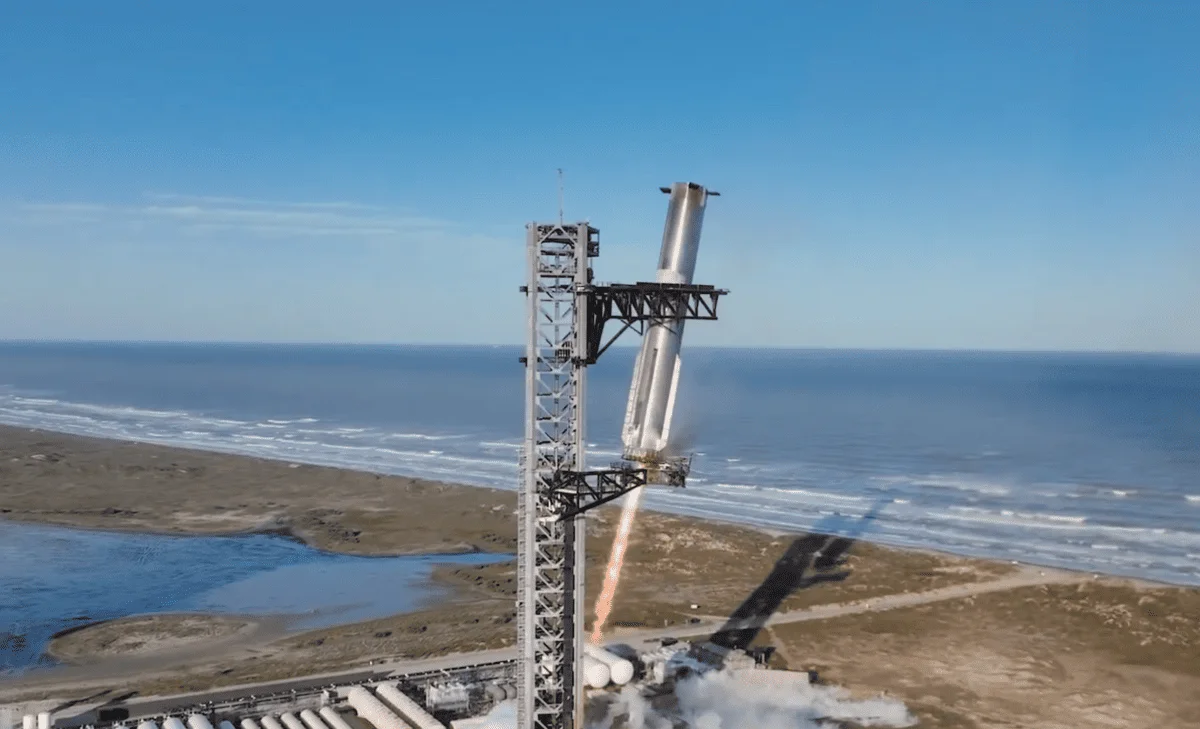 Secuencia de captura del propulsor Super Heavy de SpaceX con los brazos mecánicos tras el vuelo de prueba.