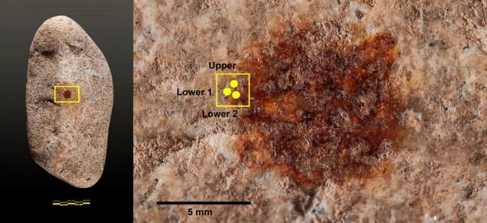 Detalle de la huella dactilar en el pigmento rojo sobre piedra
