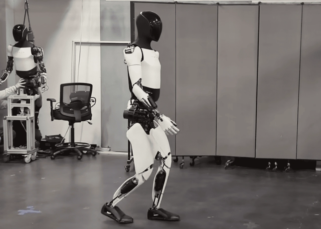 Robot Optimus de Tesla caminando en laboratorio