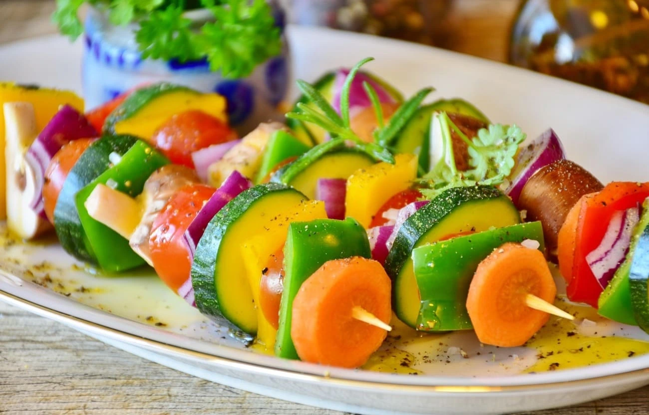 Brochetas de verduras frescas, ejemplo de alimentación saludable
