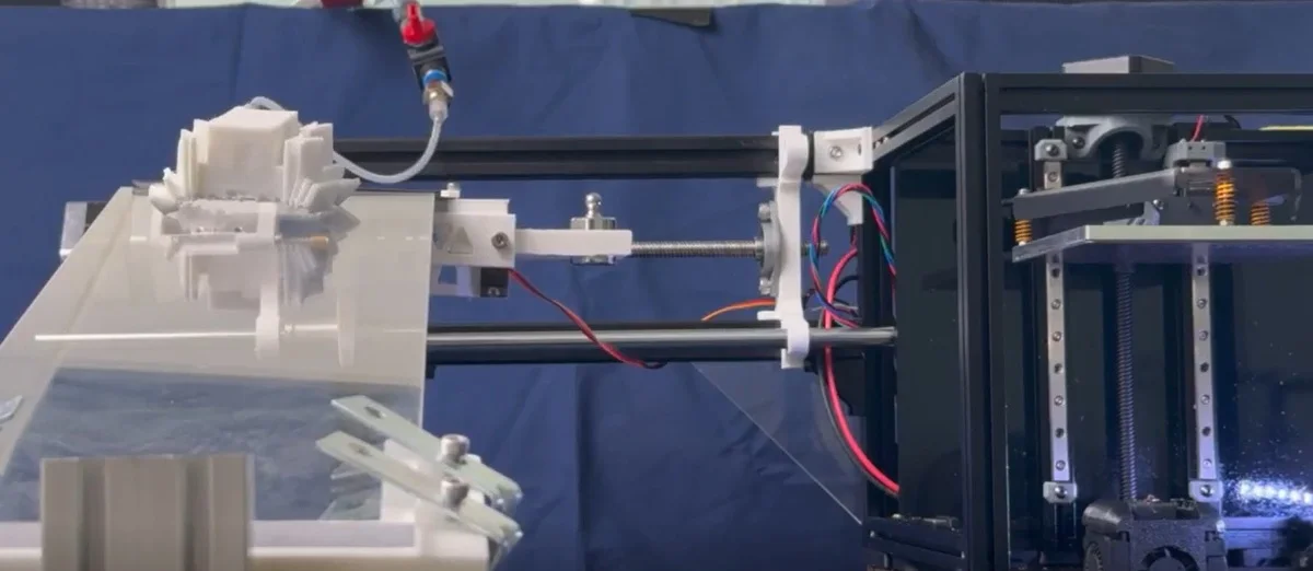 Robot blando alejándose de la impresora Flex tras su fabricación