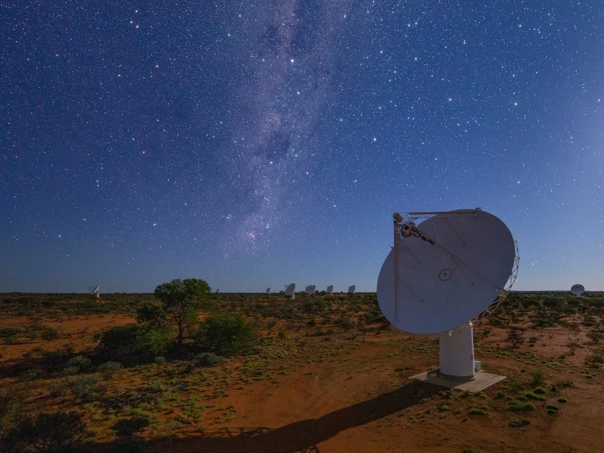 Radiotelescopio ASKAP de CSIRO bajo un cielo estrellado en Australia