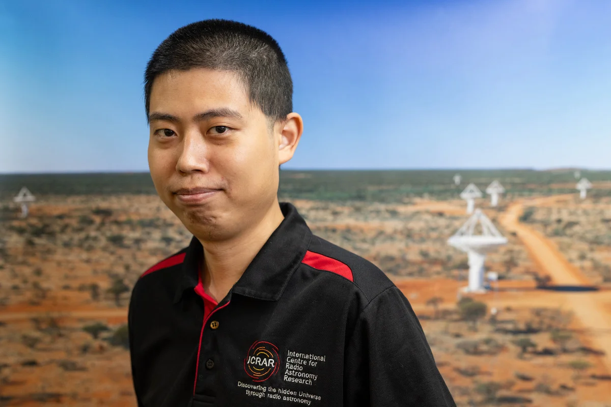 Dr. Ziteng Andy Wang del ICRAR frente al radiotelescopio ASKAP