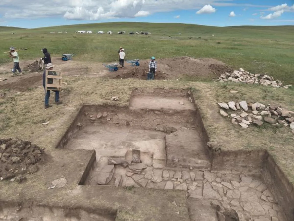 Excavación de una plataforma de piedra con chimenea en el yacimiento