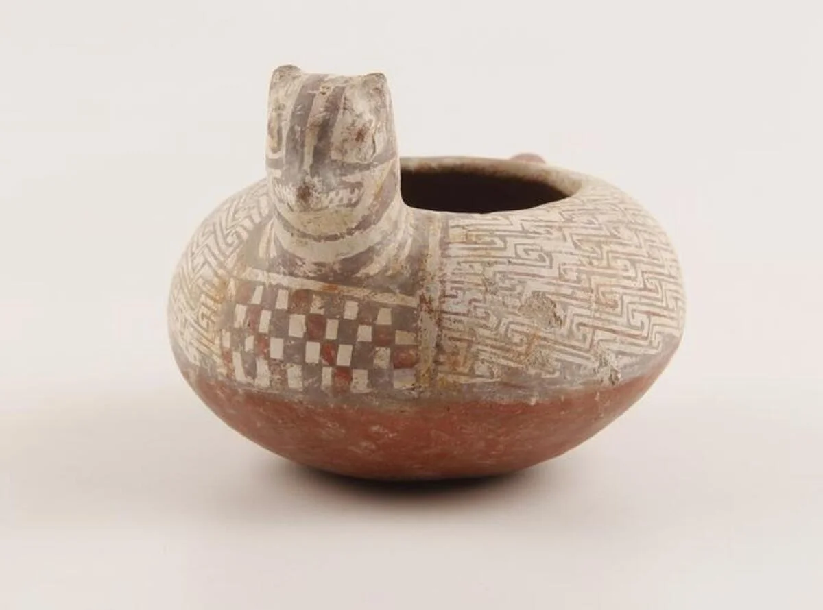 Vasija de forma felina asociada a contextos funerarios de El Olivar