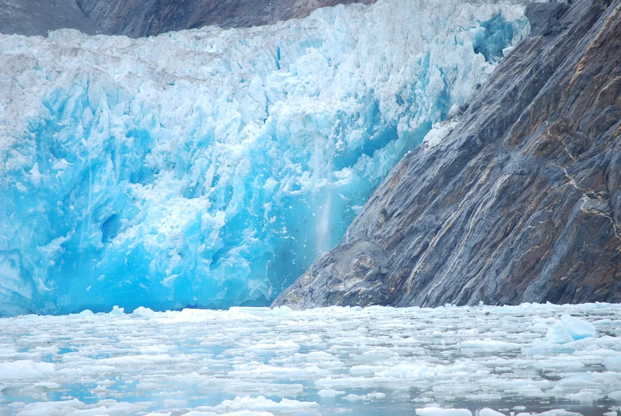 Colapso de hielo y fragmentos en el océano, Alaska