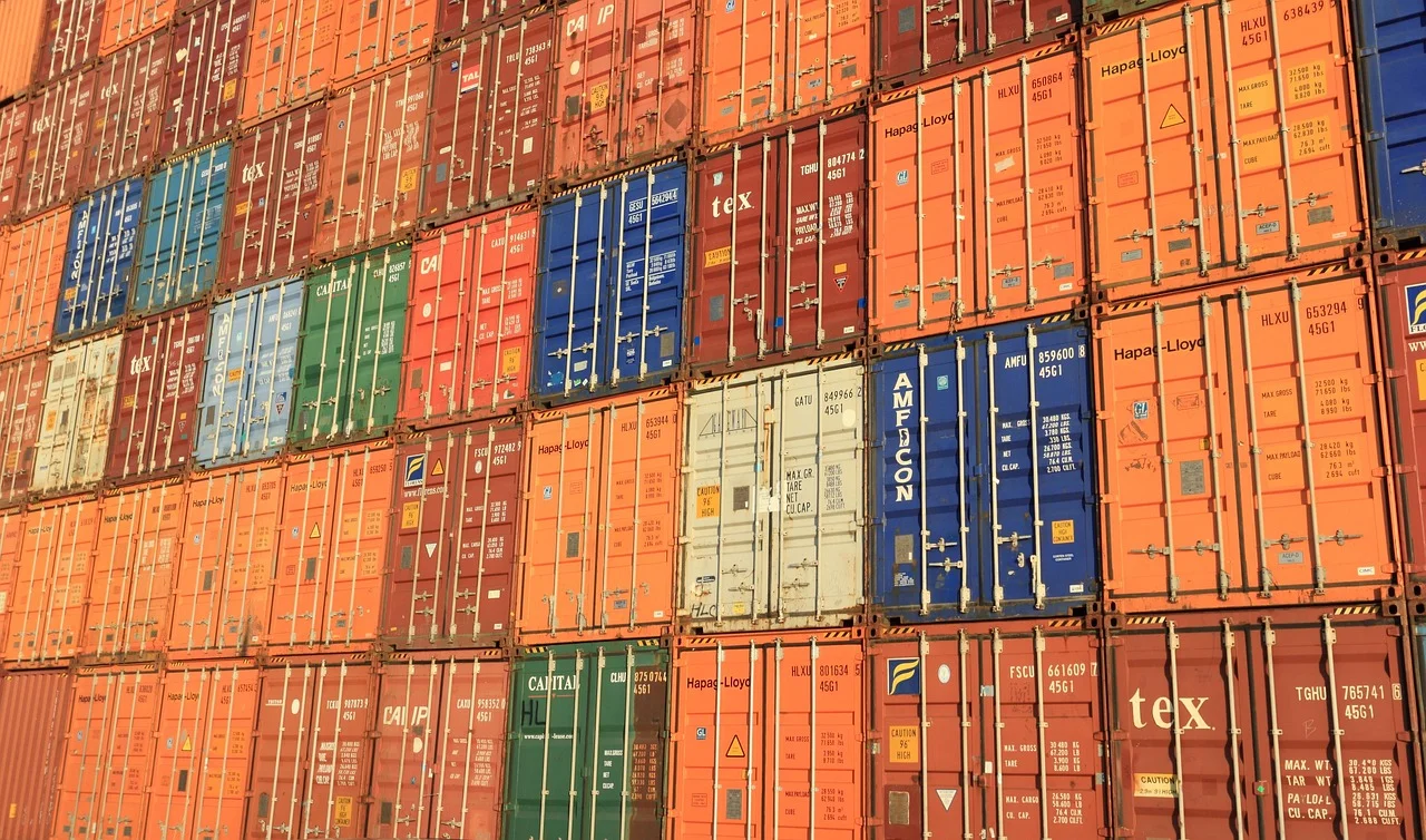 Fila de contenedores apilados, representación de comercio internacional