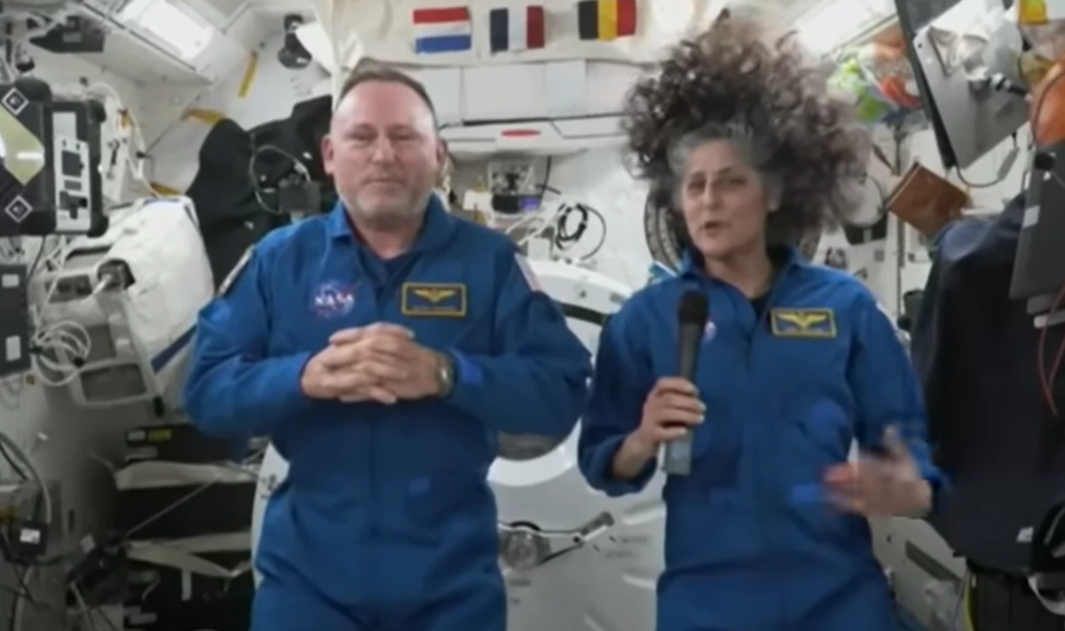 Astronautas Wilmore y Williams durante una transmisión en la Estación Espacial Internacional