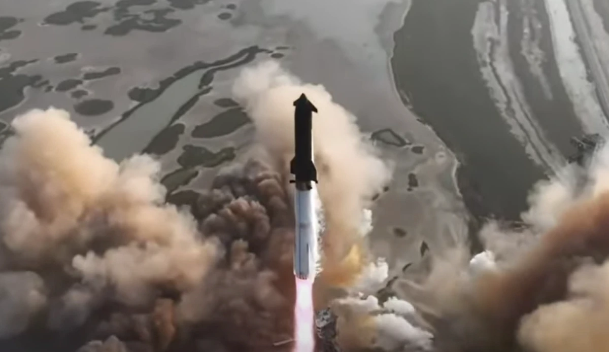 Despegue de la nave Starship entre humo y nubes visto desde arriba