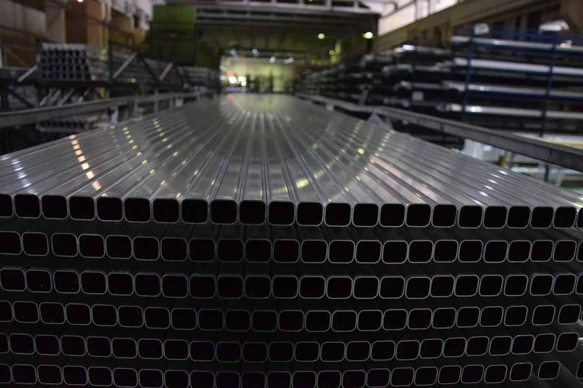 Perfiles de aluminio en fábrica