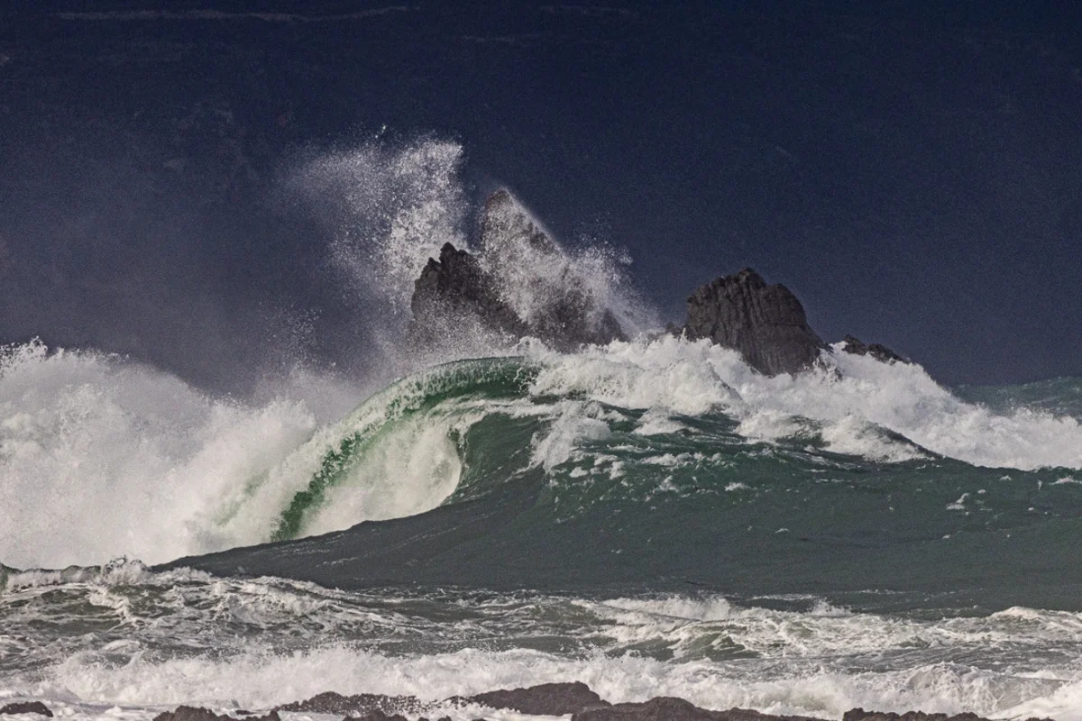Temporal y fuerte oleaje en la entrada del puerto de Wellington, Nueva Zelanda