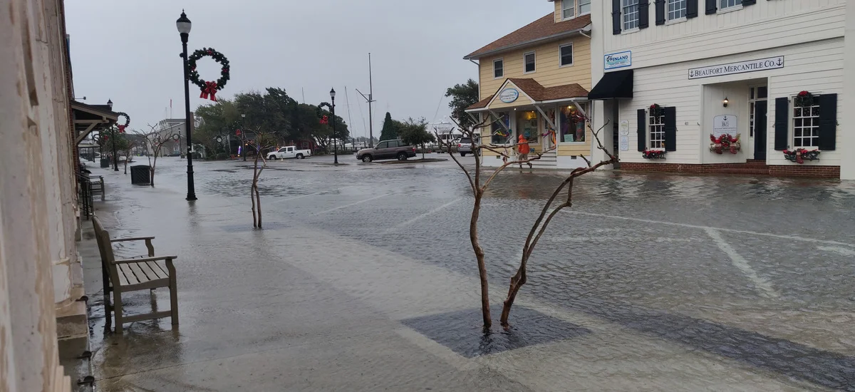 Inundación costera durante un día soleado en Beaufort, Carolina del Norte