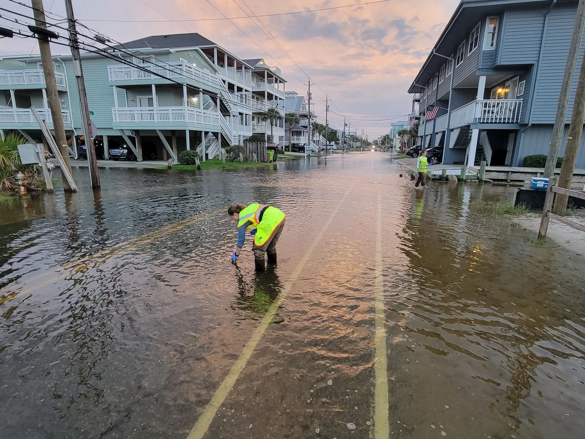 Inundación en un día soleado en Beaufort, Carolina del Norte