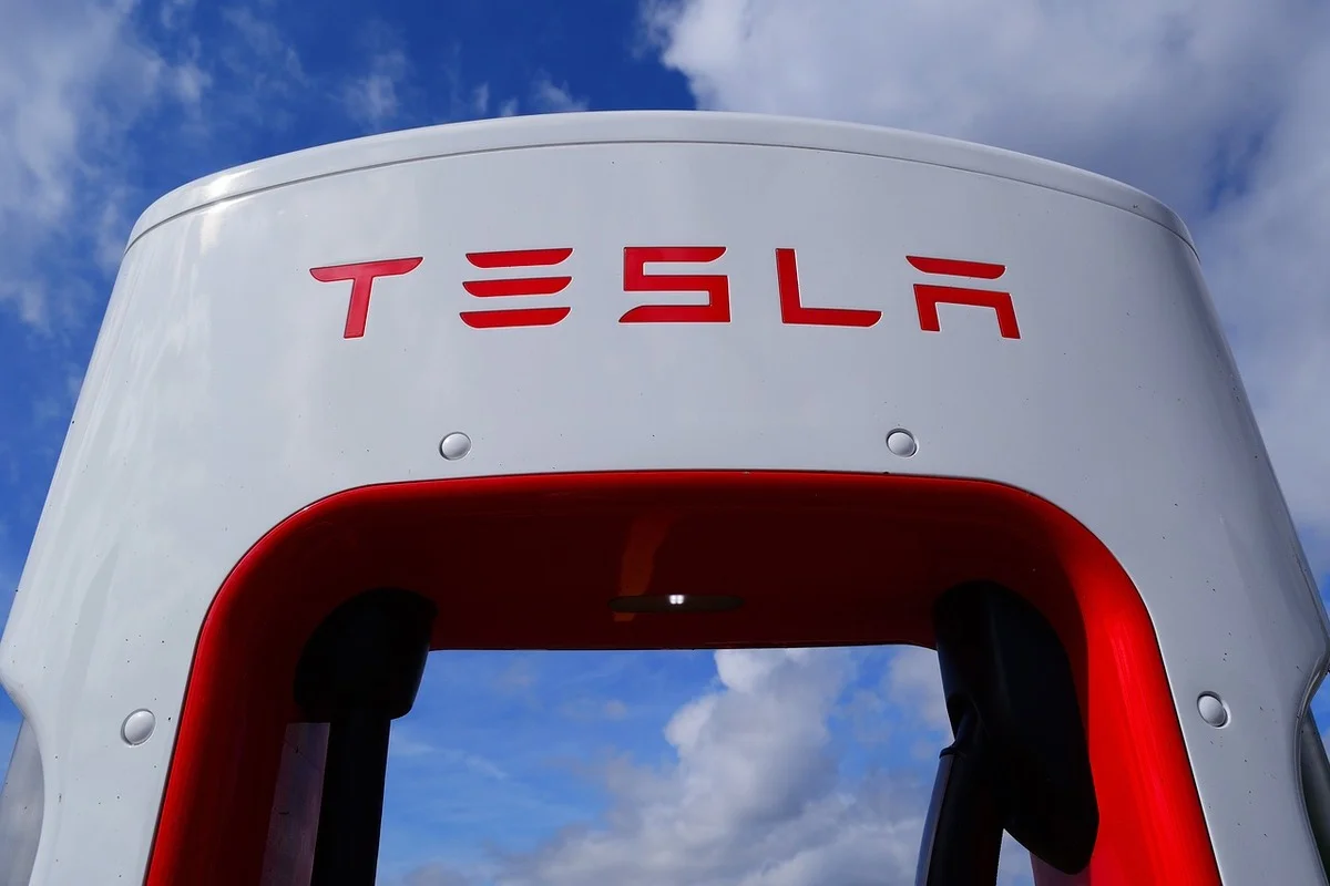 Supercargador de Tesla con el logotipo de la marca sobre cielo azul