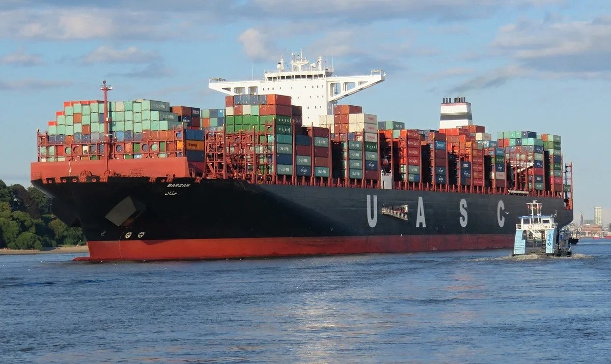 Gran buque de carga internacional transportando contenedores