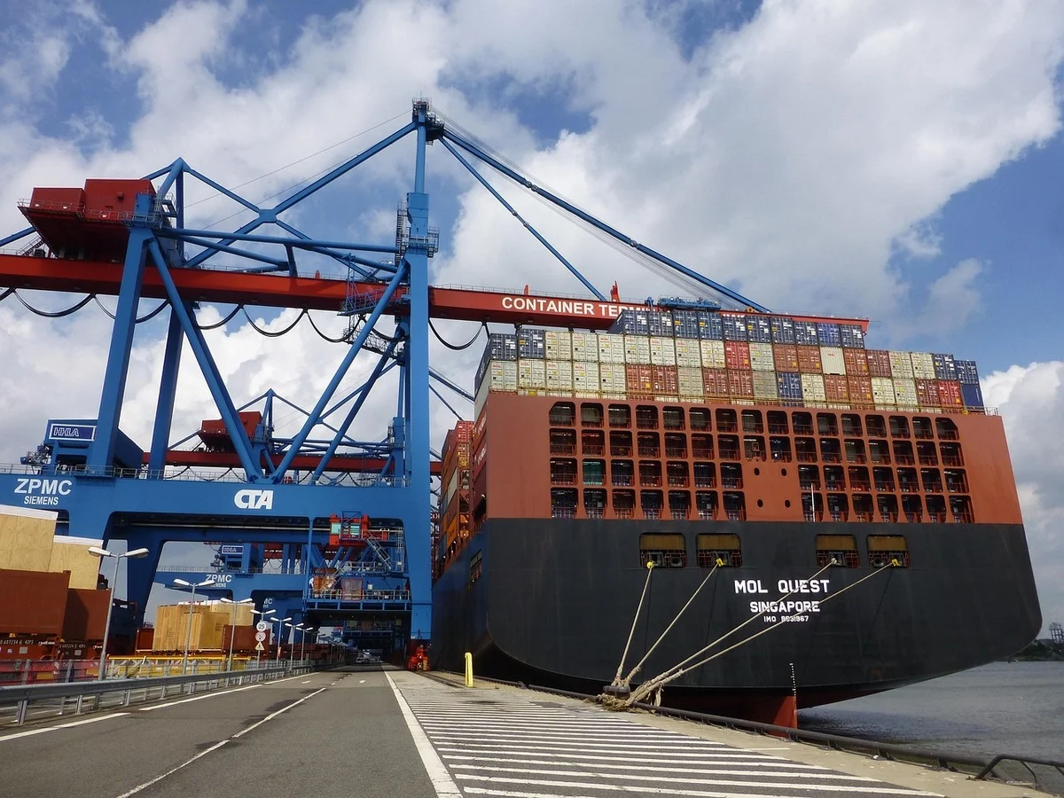 Buque portacontenedores en terminal de carga internacional