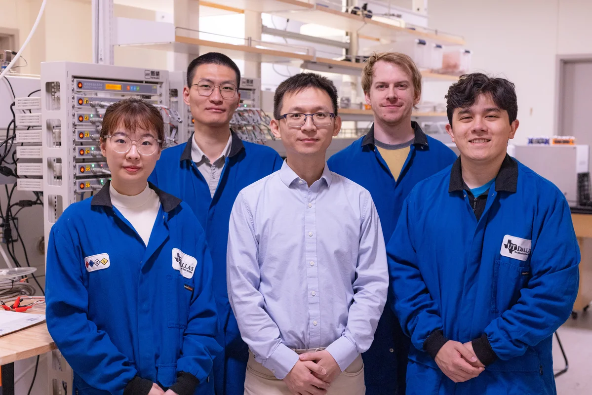 Equipo de investigación de la Universidad de Texas en Dallas en el laboratorio