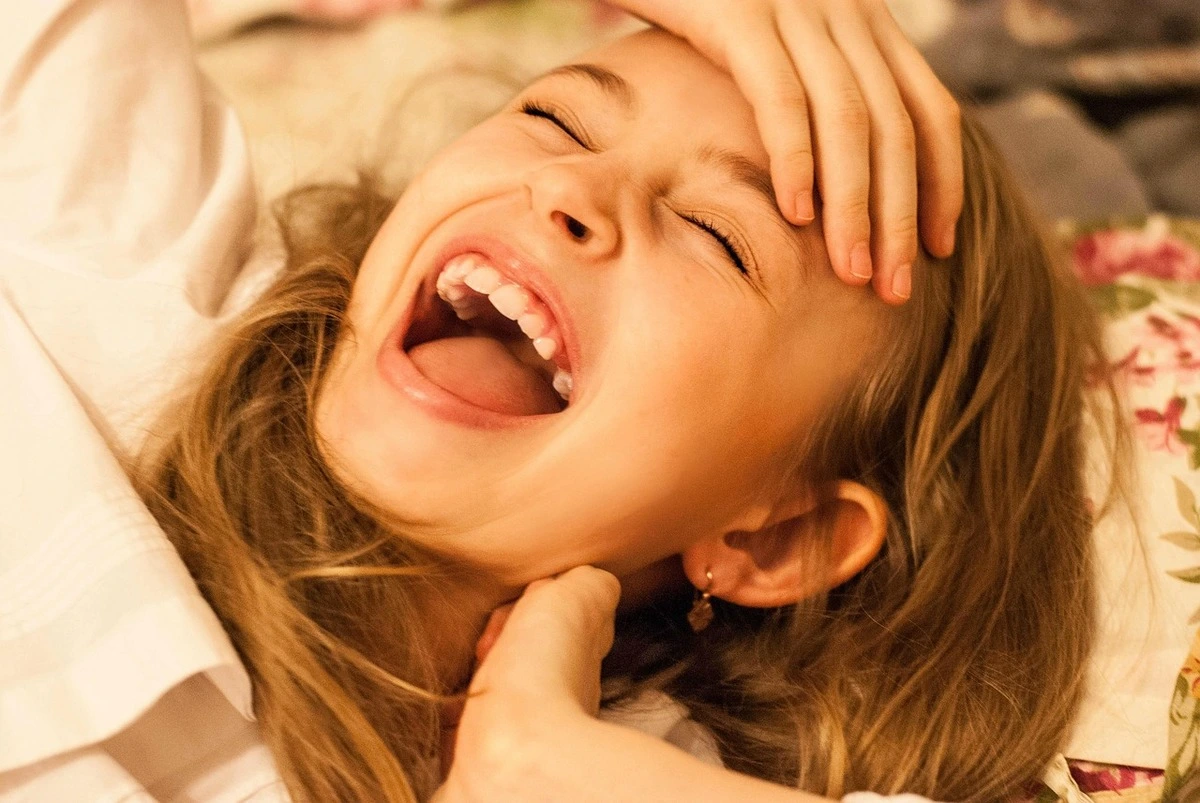 Niña riendo intensamente