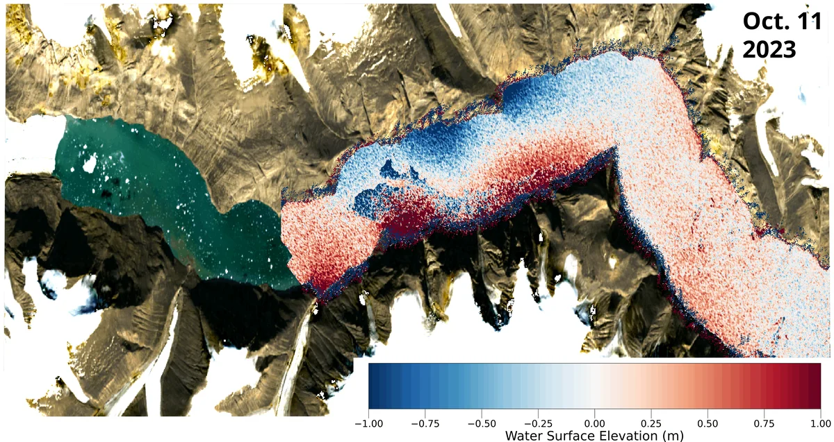 Visualización satelital del fiordo Dickson en Groenlandia con colores que representan variaciones en la altura del agua durante un evento sísmico global, sobre paisaje montañoso