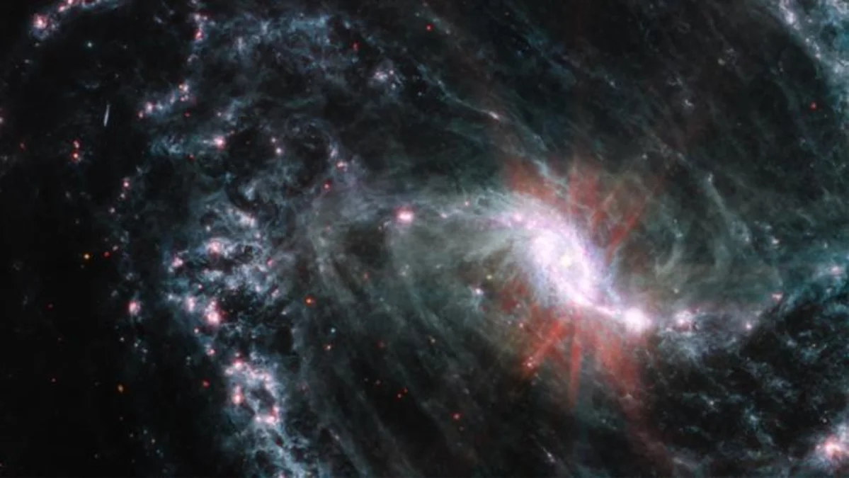 Imagen captada por el telescopio espacial James Webb de la galaxia NGC 1365, utilizada en recientes estudios sobre la expansión del universo.