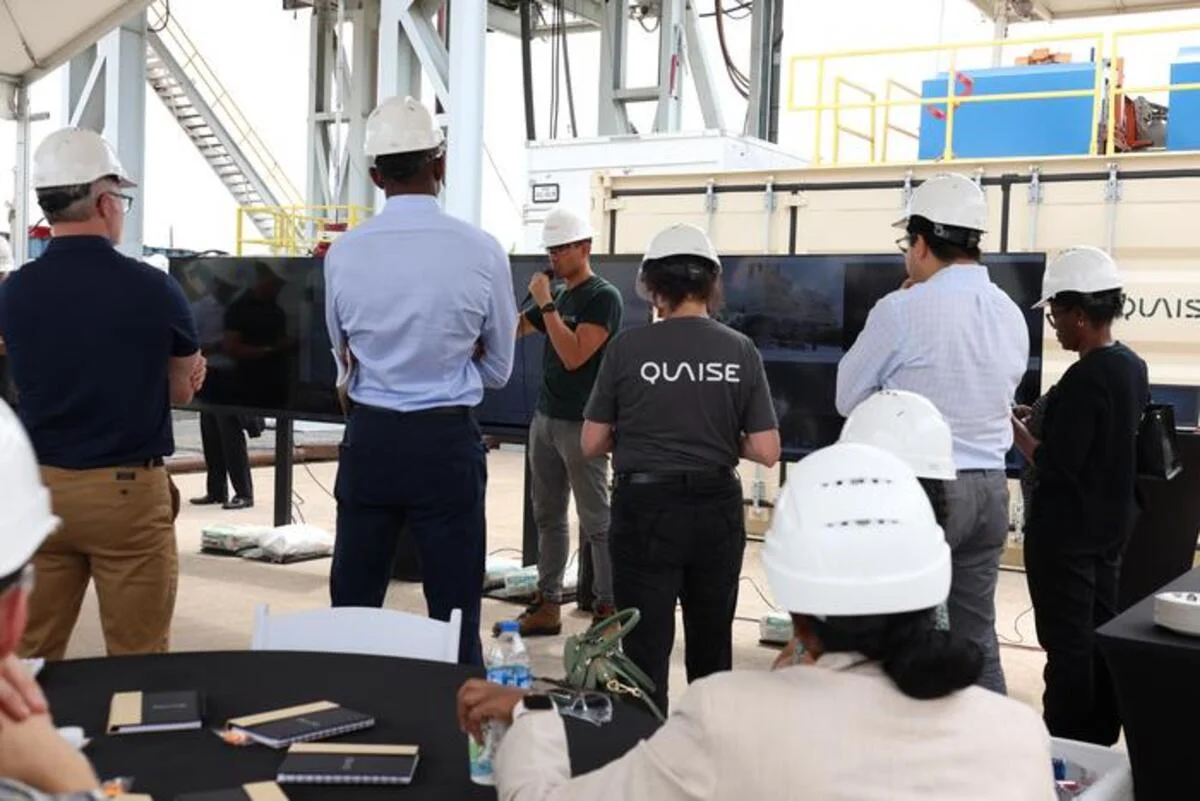 Andrés Calabressi, director de fabricación de Quaise Energy, explicando la innovadora técnica de perforación durante una demostración en una plataforma petrolera a gran escala.