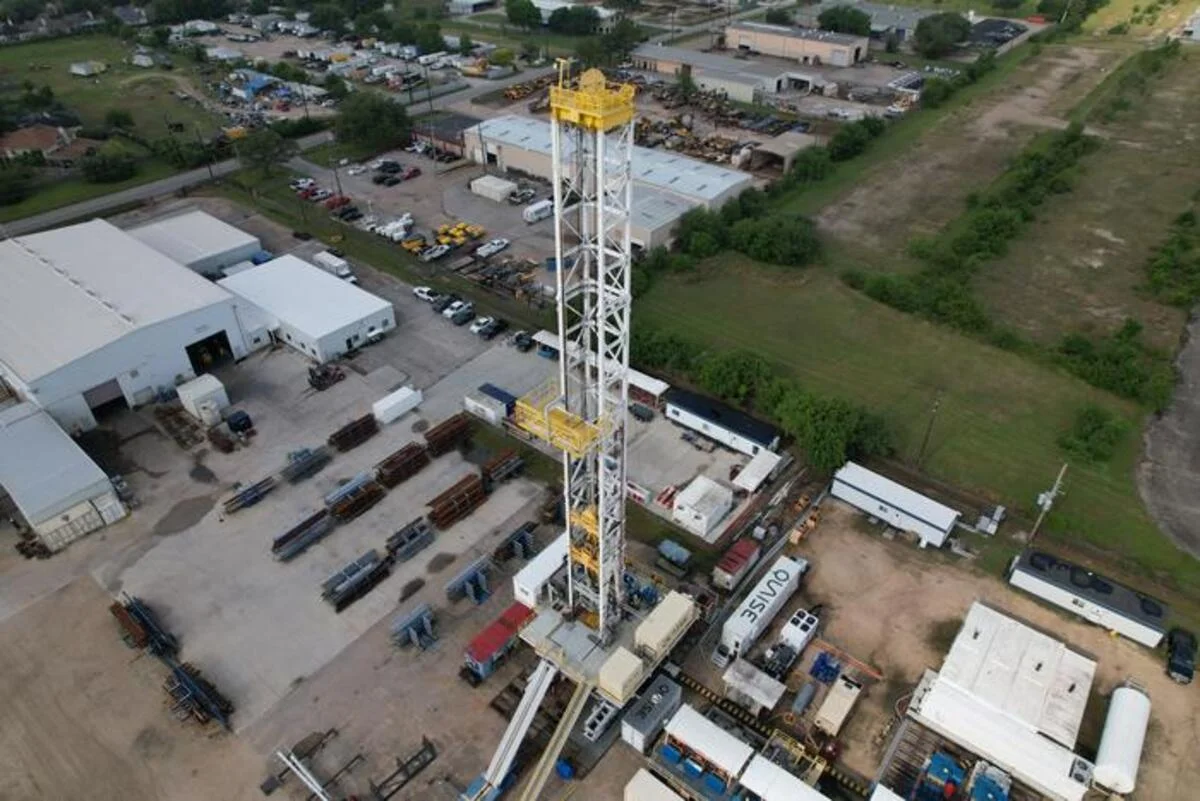 Imagen aérea captada por dron que muestra la instalación utilizada por Quaise Energy para la primera demostración de su técnica innovadora de perforación en una plataforma petrolera a gran escala.