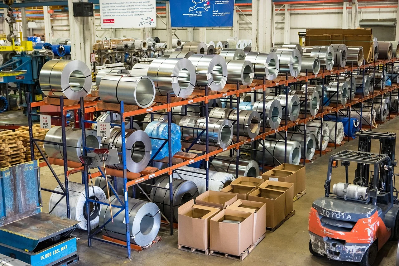 Rollos de acero almacenados en una planta industrial tras la entrada en vigor de nuevos aranceles en Estados Unidos