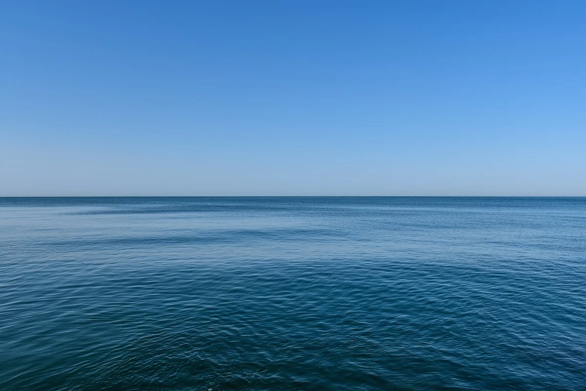 Vista del horizonte marino bajo un cielo despejado