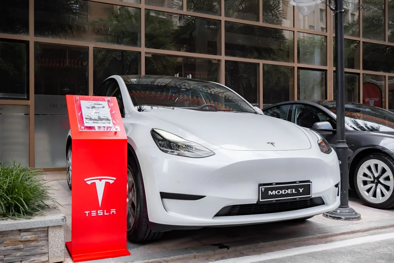 Tesla Model Y blanco en exposición con panel informativo