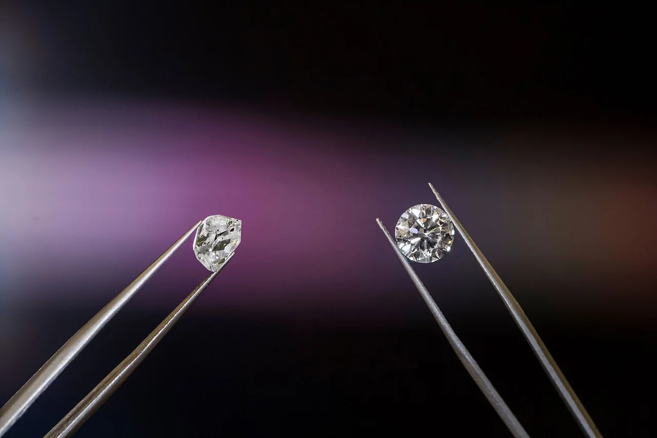 Comparación de dos diamantes, uno en bruto y otro tallado