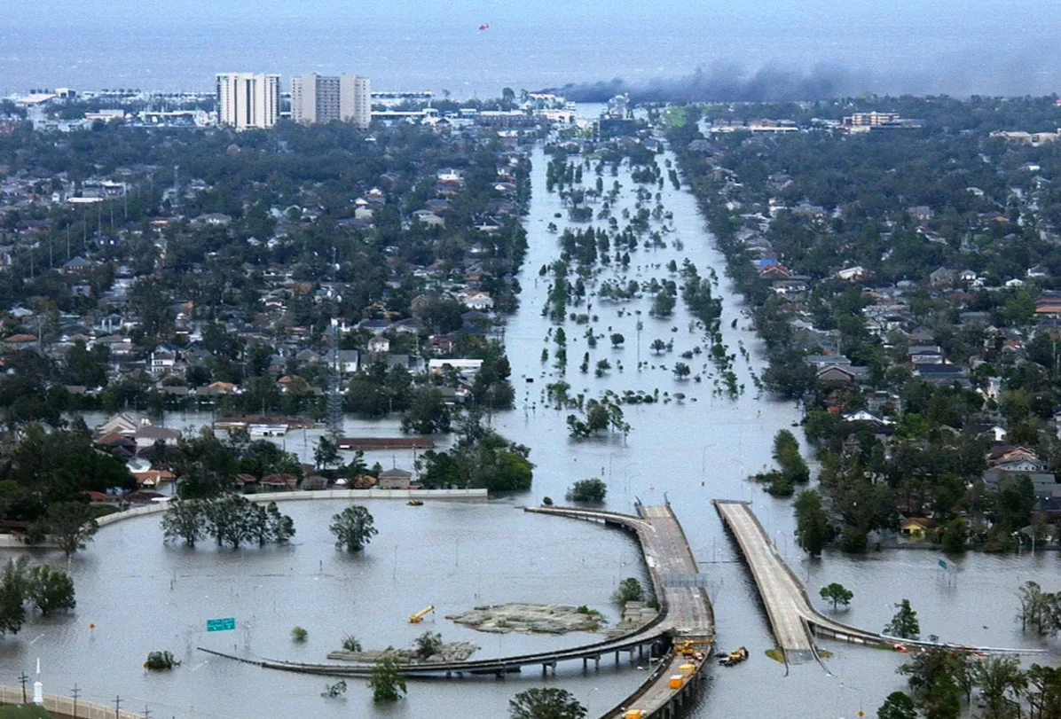 Vista aérea de Nueva Orleans inundada tras el huracán Katrina, con zonas urbanas sumergidas y vías de comunicación colapsadas.