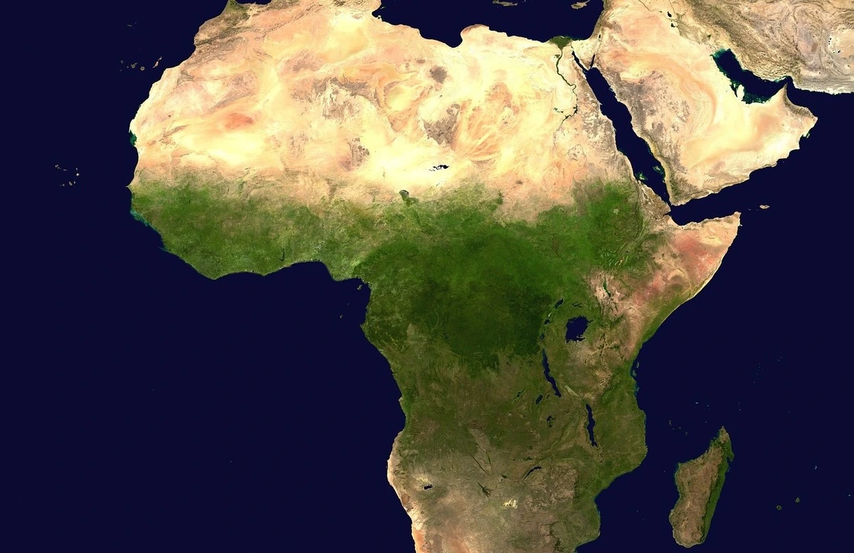 Imagen satelital del continente africano, donde se aprecian desiertos, sabanas y zonas de vegetación densa.