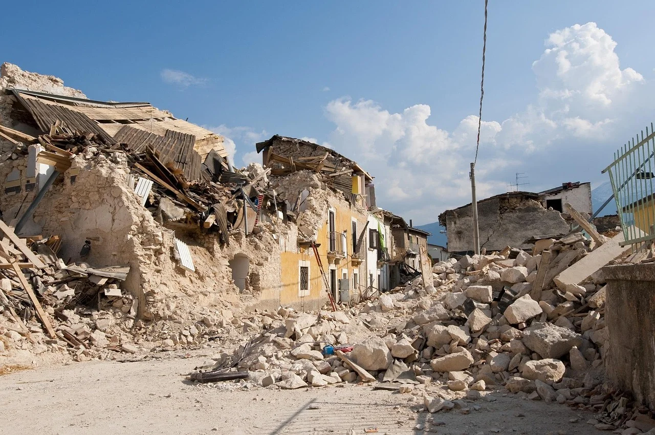 Edificios derrumbados y escombros tras un fuerte terremoto en una ciudad