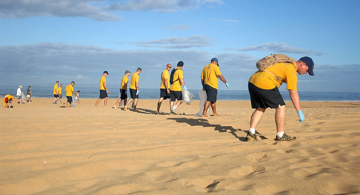 Voluntarios recogen basura en una playa de Hawái durante una jornada de limpieza en el marco del Día Mundial de los Océanos