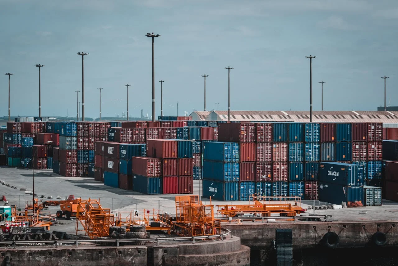 Contenedores apilados en un puerto industrial, símbolo de la tensión comercial entre EE.UU. y China antes del encuentro en Londres