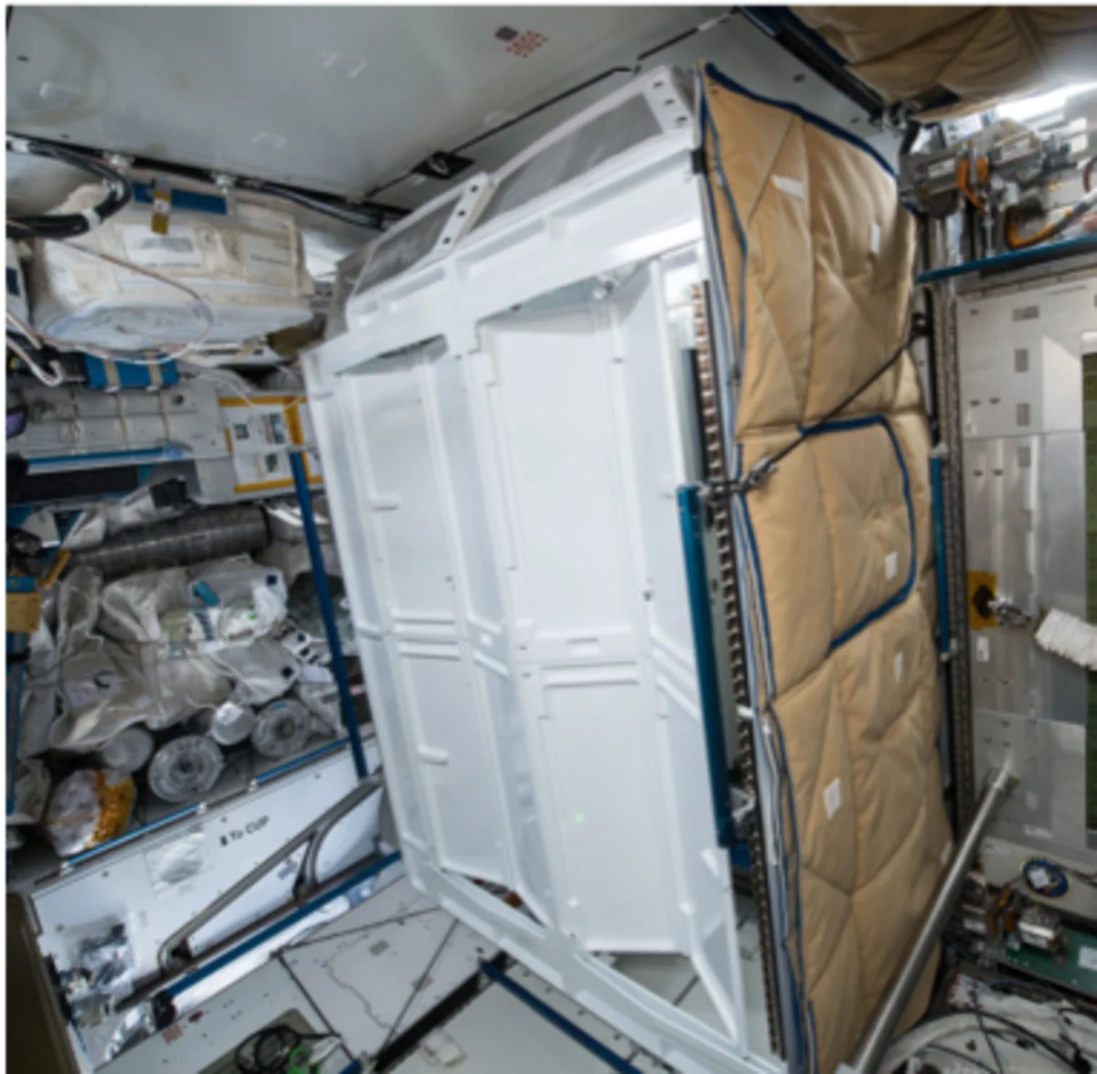 Cabina de privacidad para el inodoro de la Estación Espacial.