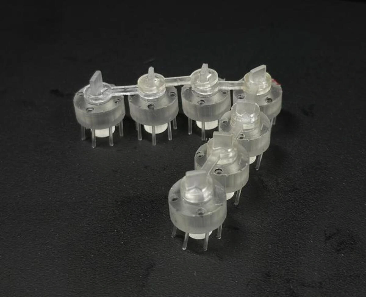 Cadenas de link-bots articulados creados a partir de partículas impresas en 3D