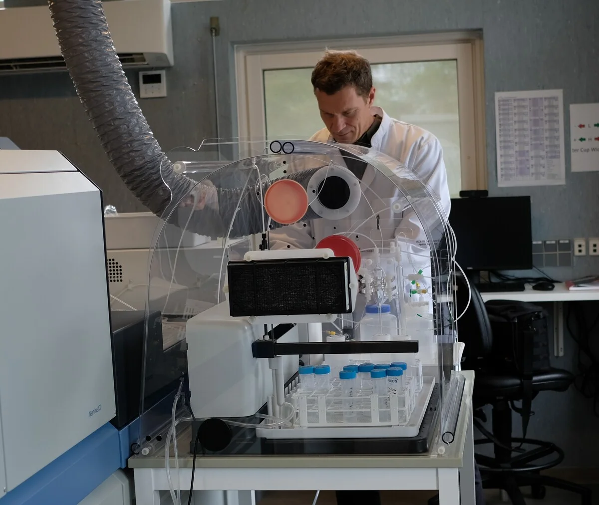 Científico realizando análisis de muestras en laboratorio especializado