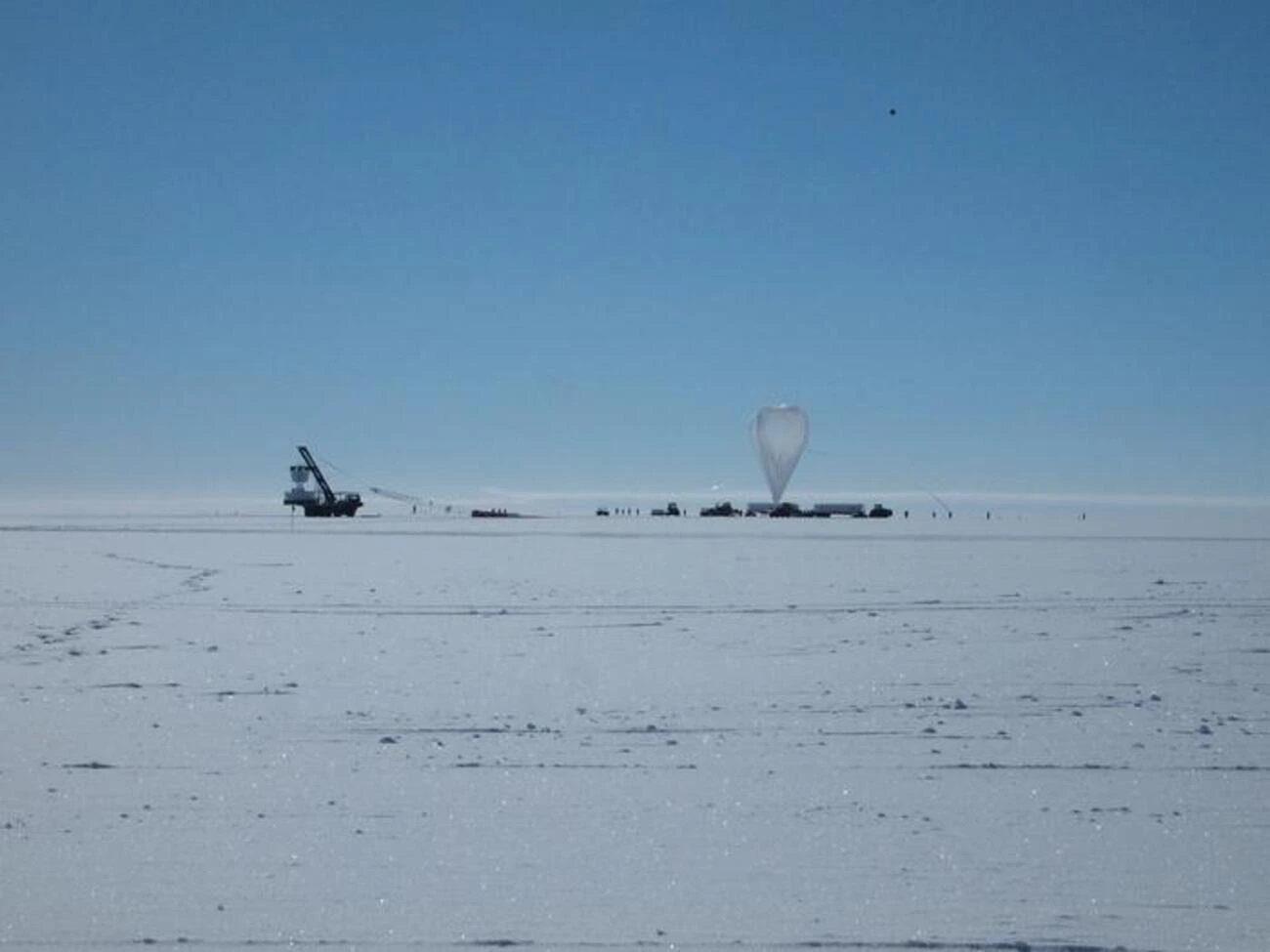 Globo científico y detector ANITA sobre el hielo antártico.