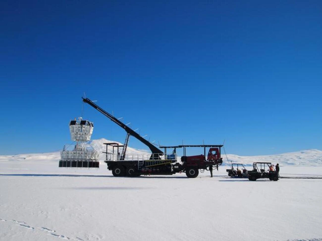 Investigadores trabajan en detectores de neutrinos sobre el hielo antártico.